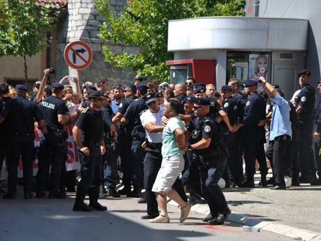 Sukob Albanaca i policije u Đakovici 