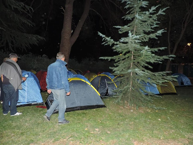 демонстранти поставили шаторе