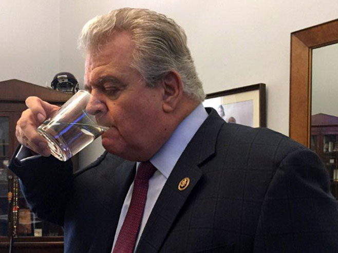 Амерички конгресмен Боб Брејди пије из папине чаше 