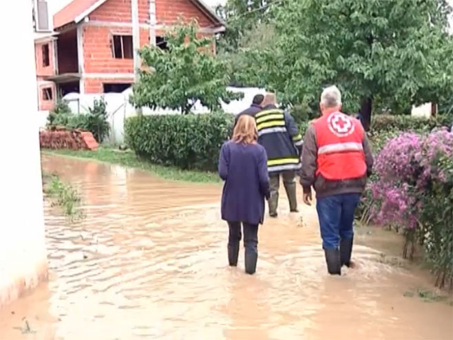 Дворишта и приземља више кућа у Прешеву поплављени због обилних падавина - Фото: РТС