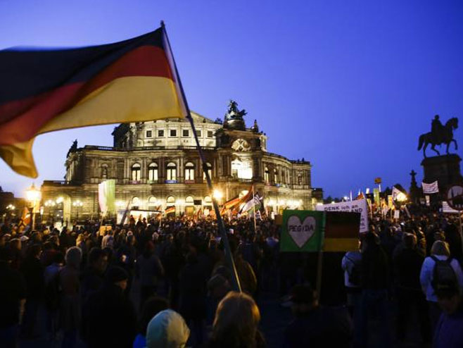Дрезден - протести против исламских избјеглица - Фото: AP