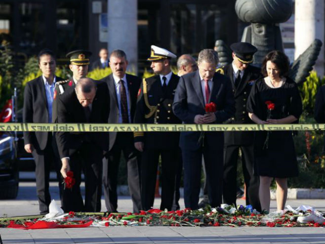 Ердоган одао почаст жртвама експлозије - Фото: AP