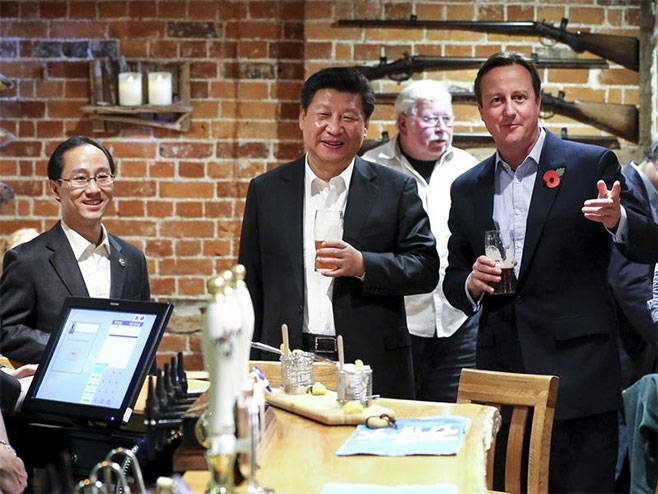 Си и Камерон уживају у пиву и фиш анд чипс-у (Фото: Wu Zhiyi, China Daily) - 