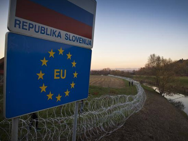 Словенија поставила жицу на граници (AP foto, Foto STA - Rasto Božič) - 