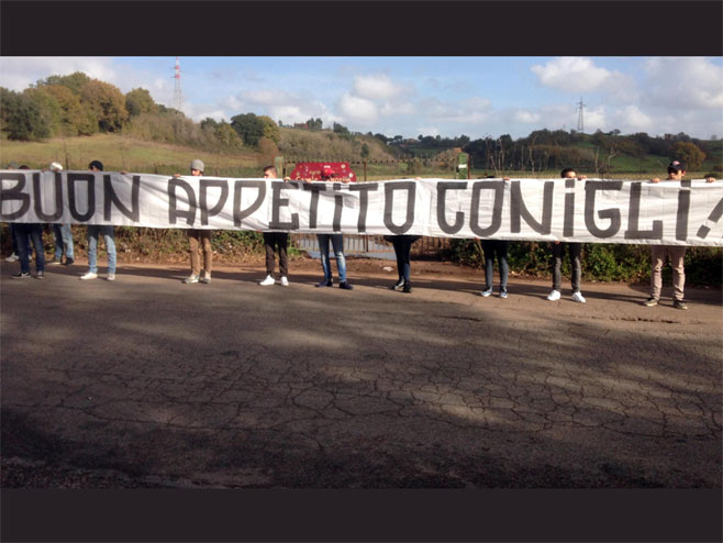 Navijači Rome istakli transparent "Prijatno zečevi" (Foto: gazzetta.it) 