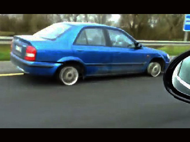 Пијани Пољак возио дјете у аутомобилу без гума - Фото: Screenshot