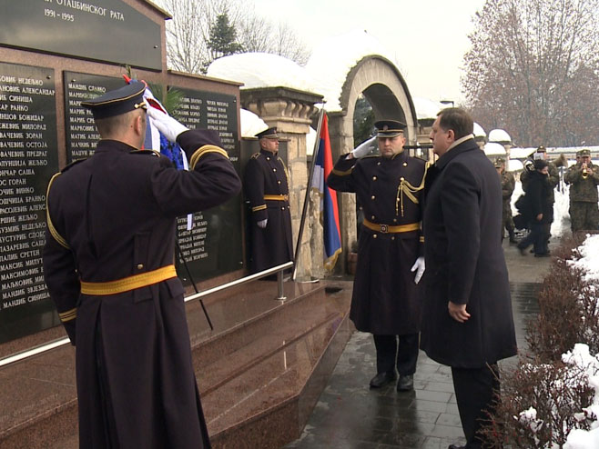 Milorad Dodik položio vijence na Spomenik palim borcima Vojske Republike Srpske u Banjaluci (Foto: RTRS)