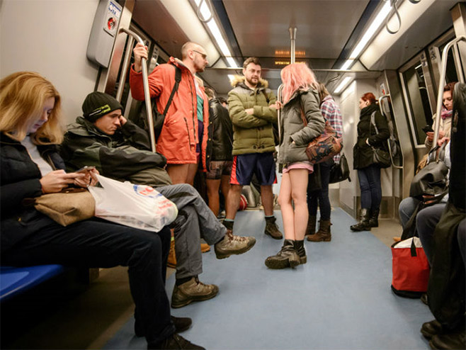 Без панталона у метро! - Фото: РТС