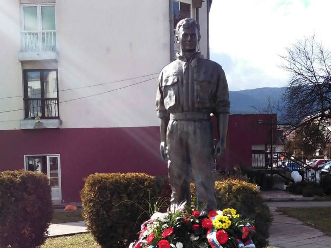 Пале: Споменик Срђану Кнежевићу (фото: Срна)