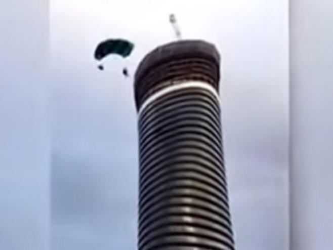 Падобраном скочио са највише зграде - Фото: Screenshot/YouTube