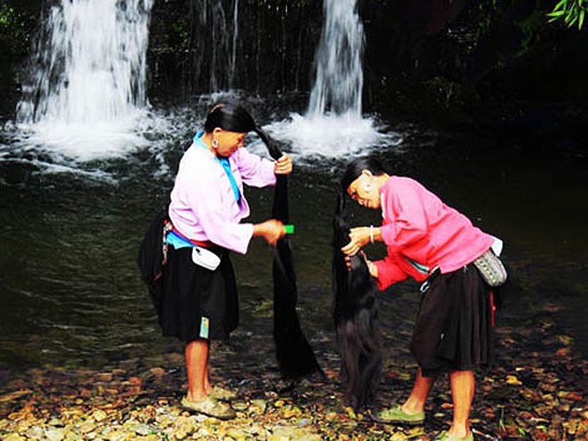 Припаднице племена Јао перу косу на обали ријеке (ФОТО:Caters)
