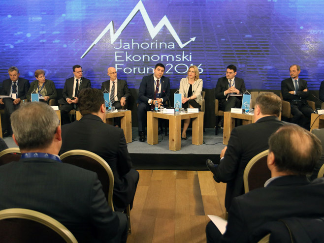 Učesnici panel-diskusije (foto: Srna)