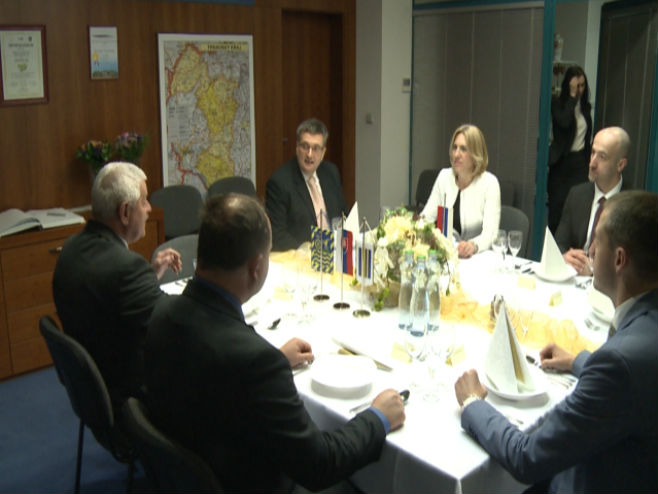 Sastanak premijerke sa rukovodstvom željezničke kompanije ŽOS Trnava (Foto: Srna)