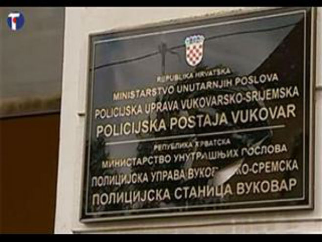 Вуковар- разбијена двојезична табла - Фото: ТАНЈУГ