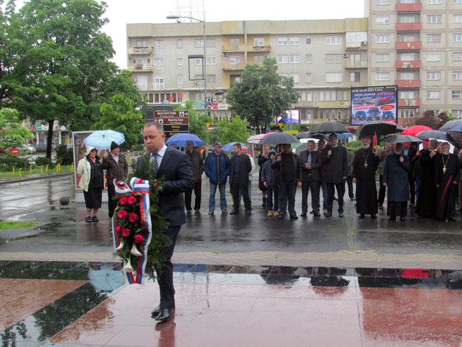 Полагање вијенаца ослободиоцима града Бијељина - Фото: СРНА