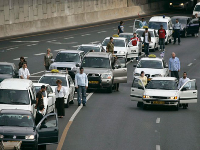 Возачи аутомобила изашли су из возила у знак сећања на жртве (архивска фотографија) - Фото: AP
