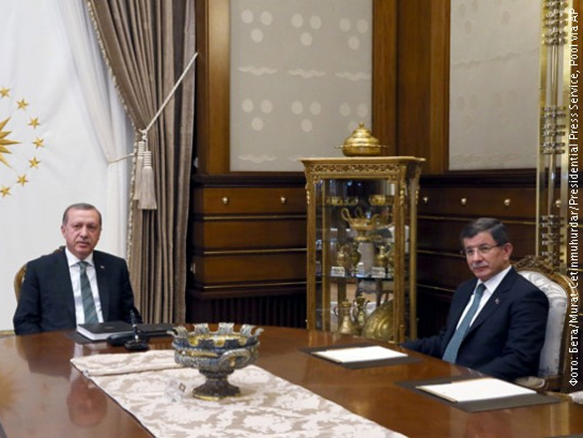 Sastanak Redžepa Tajipa Erdogana i Ahmeta Davutoglua (Foto: RTS)