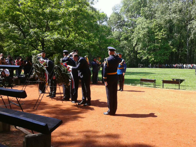Milorad Dodik položio vijenac na grobno polje "Topole" (foto: RTRS)