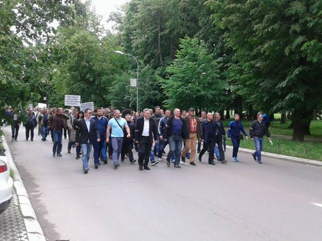 Dolazak na protest u park Mladen Stojanović (foto: RTRS)
