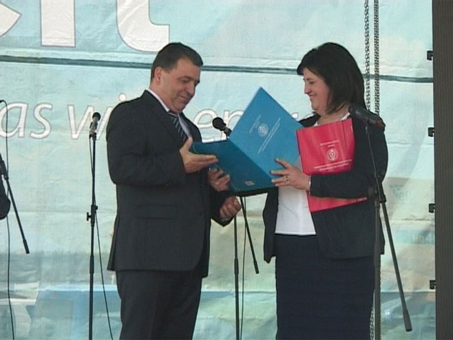 Ministarka Golić uručila upotrebnu dozvolu (Foto: RTRS)