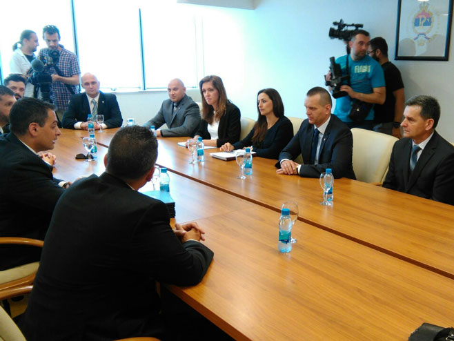 Делегација ФБИ са министром Лукачем - Фото: РТРС