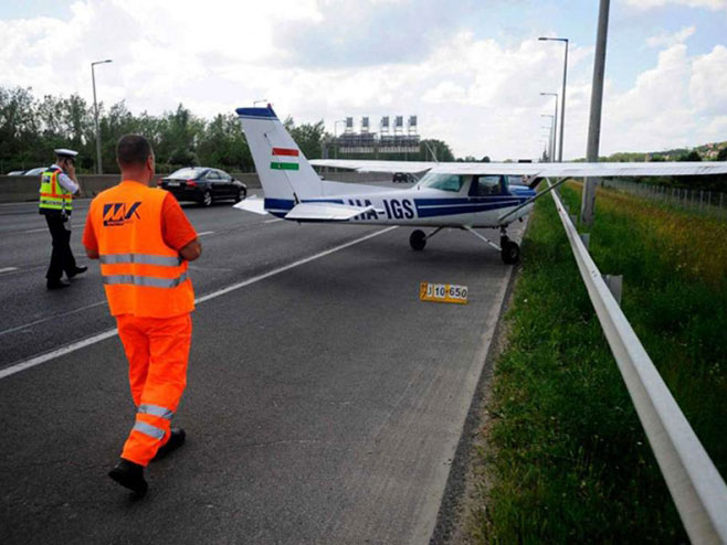 Мађарска: Авион принудно слетио на ауто-пут - Фото: nezavisne novine