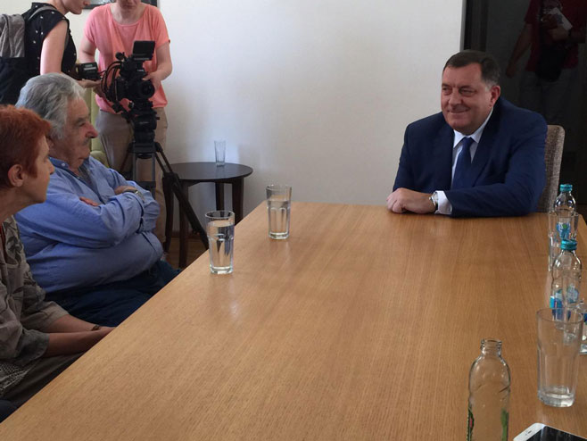 Dodik sa bivšim predsjednikom Urugvaja Hoseom Muhikom (foto: RTRS)