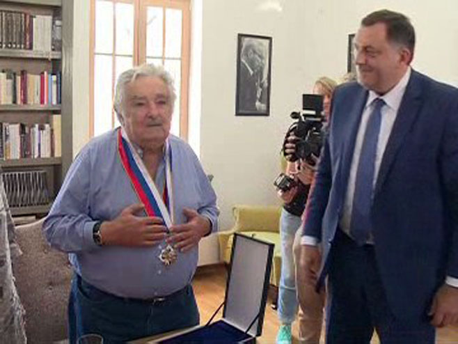 Dodik odlikovao bivšeg predsjednika Urugvaja Hosea Muhiku (foto: RTRS)
