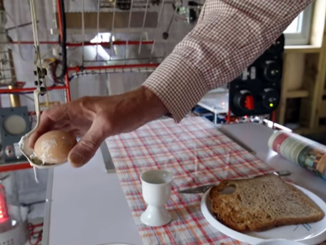 Машина за прављење доручка - Фото: Screenshot/YouTube
