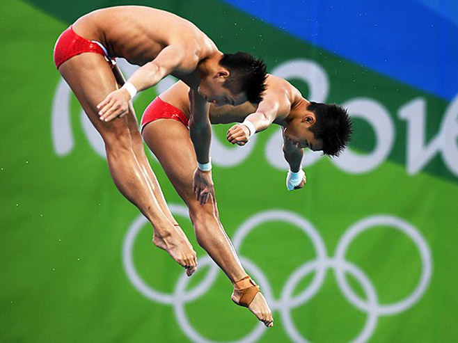 Кинески двојац у синхроним скоковима у воду... epa/Bernd Thissen) - 
