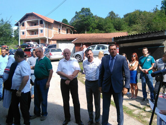 Milorad Dodik, Igor Radojičić i Slobodan Gavranović na svečanom puštanju u rad vodovoda na Manjači (Foto: RTRS)