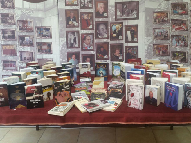 Донација библиотеци у Бијељини (ФОТО РТРС)