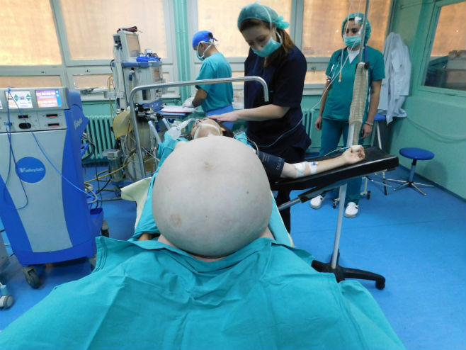Operacija tumora teškog 31 kg (foto: RTRS)