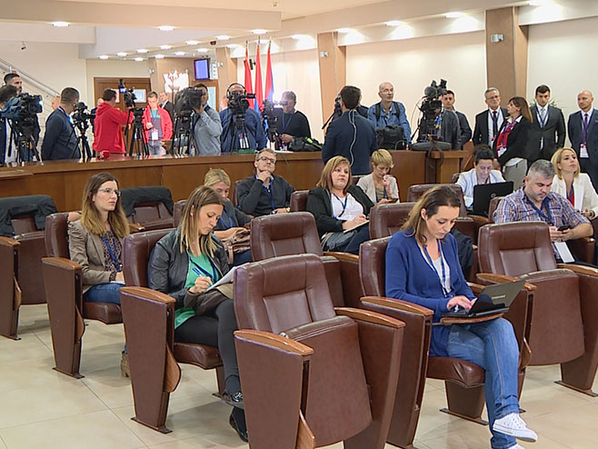 Novinari prate referendum o Danu Republike (foto: RTRS)
