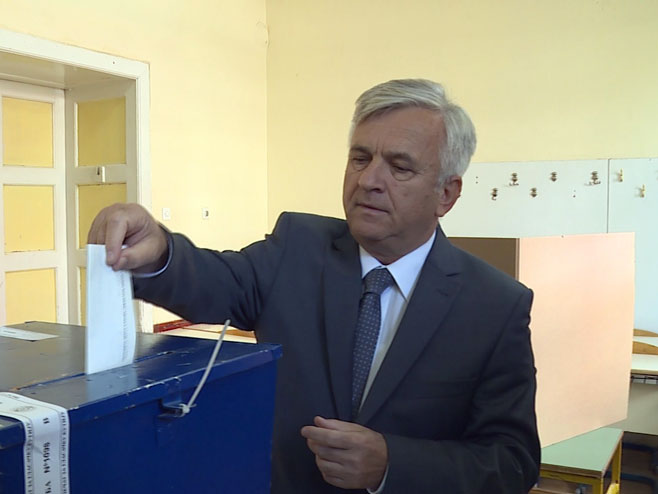 Предсједник НСРС Недељко Чубриловић на референдуму (Фото РТРС)