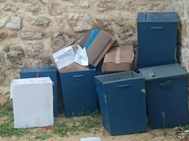 Столац: Гласачке кутије на сметљишту? (фото: Nadina Malićbegović/Aljazeera Balkans) - 