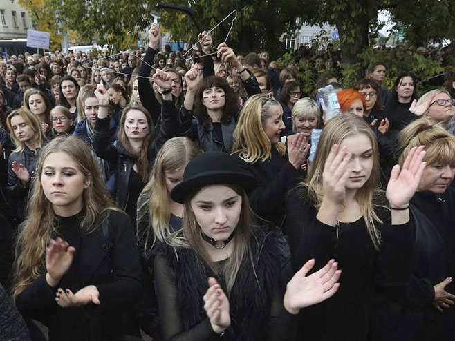 Жене на улицама Пољске (фото:Tanjug / AP) - 