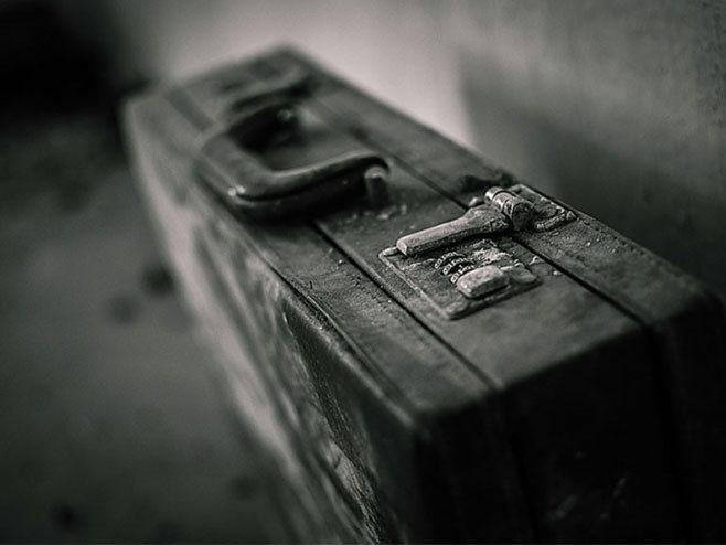У плафону пронашли стари кофер (фото:NN/b92.net) - 