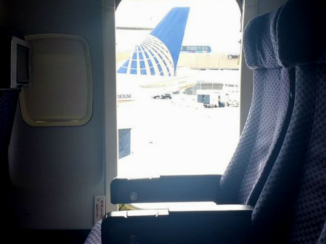 Жена искочила из авиона на аеродрому у Хјустону (Фото: Twitter) - 