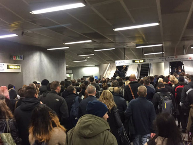Евакуисана Кингс крос метро станица у Лондону (Фото: Twitter@gilles_roland) - 