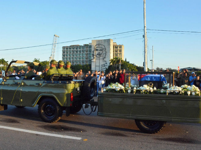 Посмртни остаци Фидела Кастра испред музеја посвећеном Ернесту "Че" Гевари - Фото: AFP