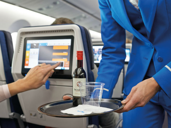Служење алкохола у авиону - Фото: илустрација