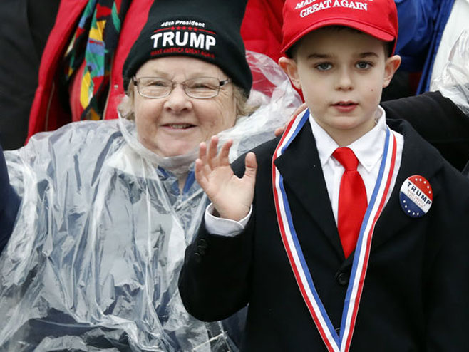 Трампове присталице са капама из Кине - Фото: AP