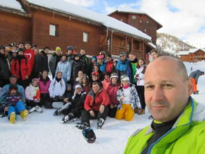 Професор Ђорђи Виг са ученицима на зимовању у Француској - Фото: B92