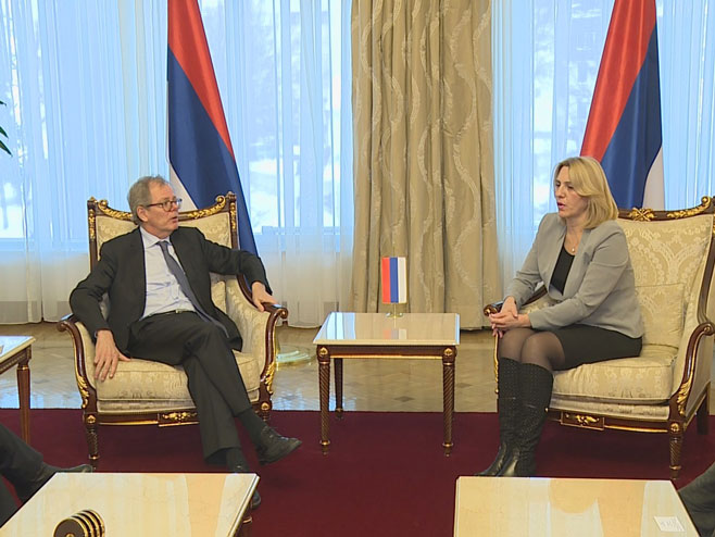 Premijerka Srpske Željka Cvijanović sa ambasadorom Švedske Andersom Hagelbergom (Foto: RTRS)