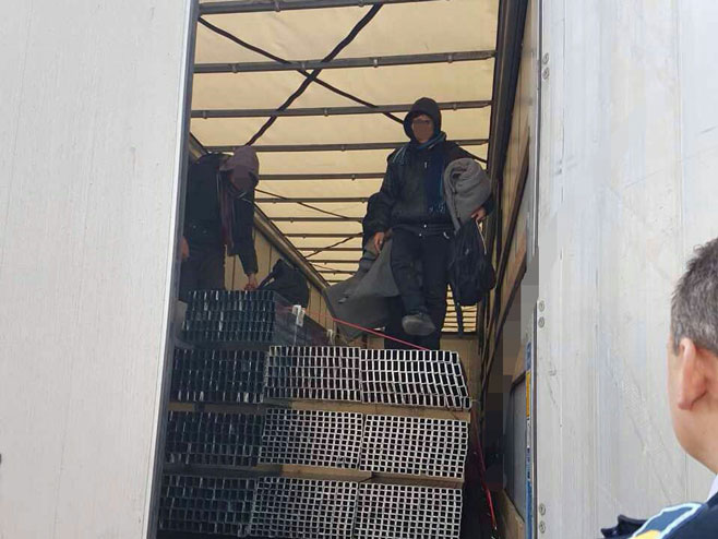 Рача:Мигранти у камиону бугарског превозника - Фото: СРНА