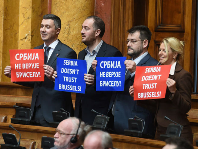 Могеринијева у Скупштини Србије: СРС и Двери ометали и протествовали