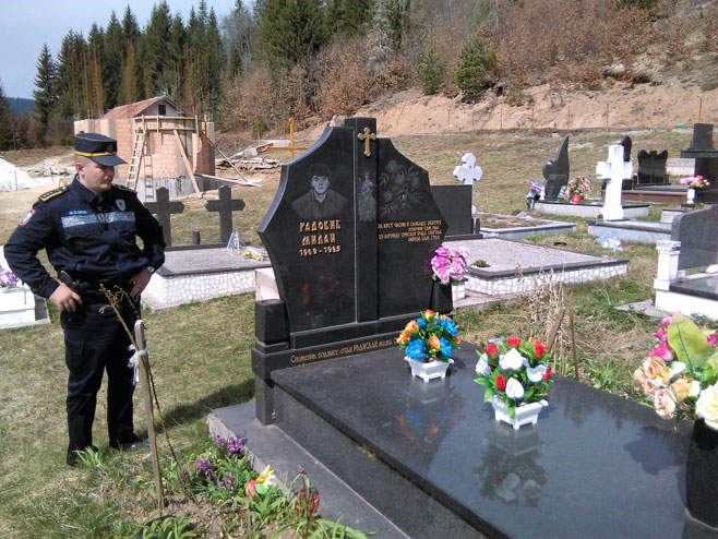 Представници Полицијске станице Соколац посјетили гробље (Фото: СРНА)