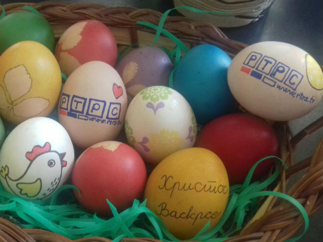 Foča: Mališani vrtića "Čika Јova Zmaj" ukrašavali vaskršnja jaja (Foto: RTRS)