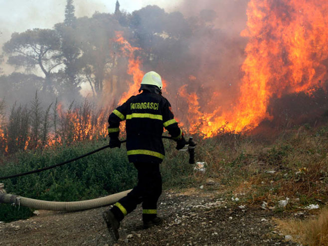 Пожар, ватрогасци - Фото: nezavisne novine